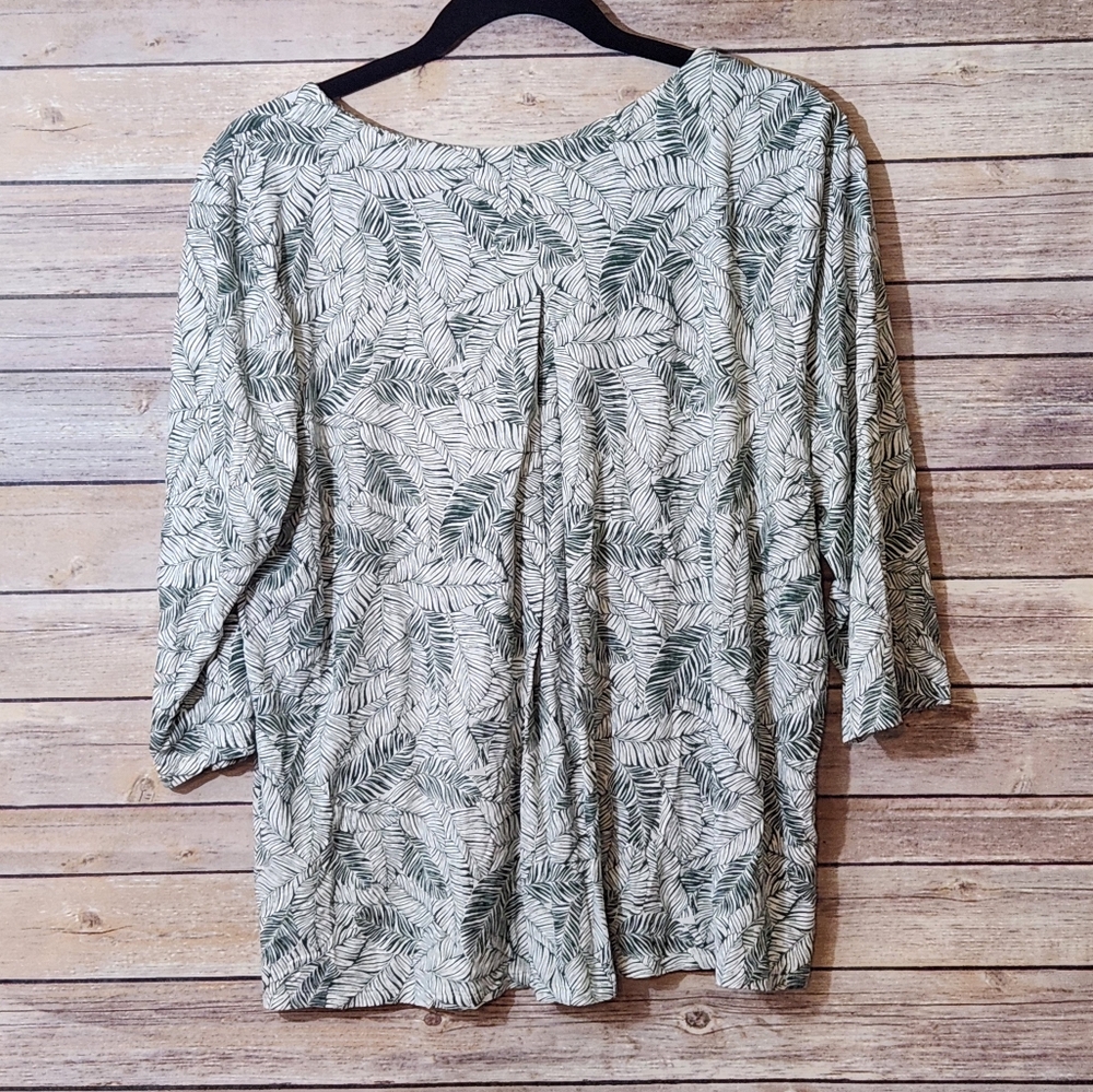NWOT Leaf Print Vneck Tee - Picture 3 of 4